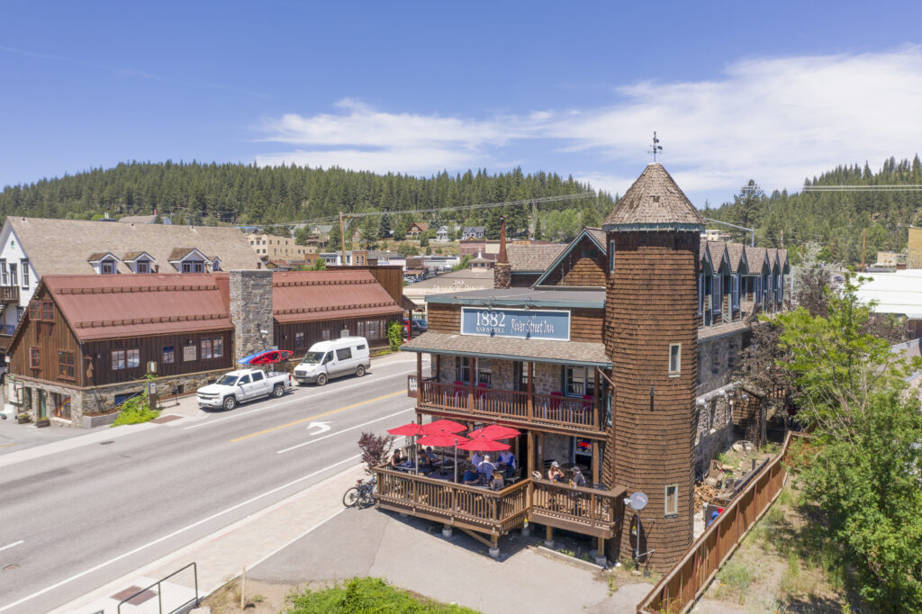 1882 Bar and Grill Truckee outdoor dining