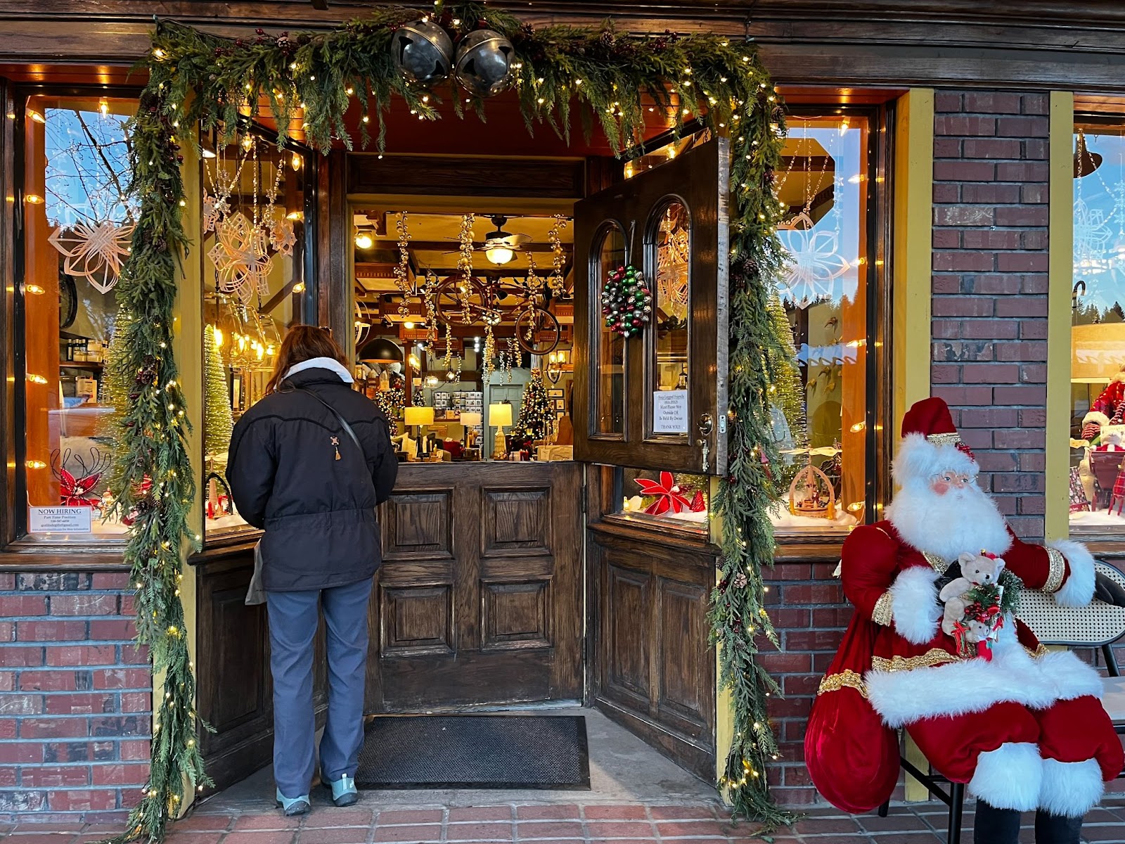 Gratitudes Gifts and Home Decor decorative holiday window display in Downtown Truckee.