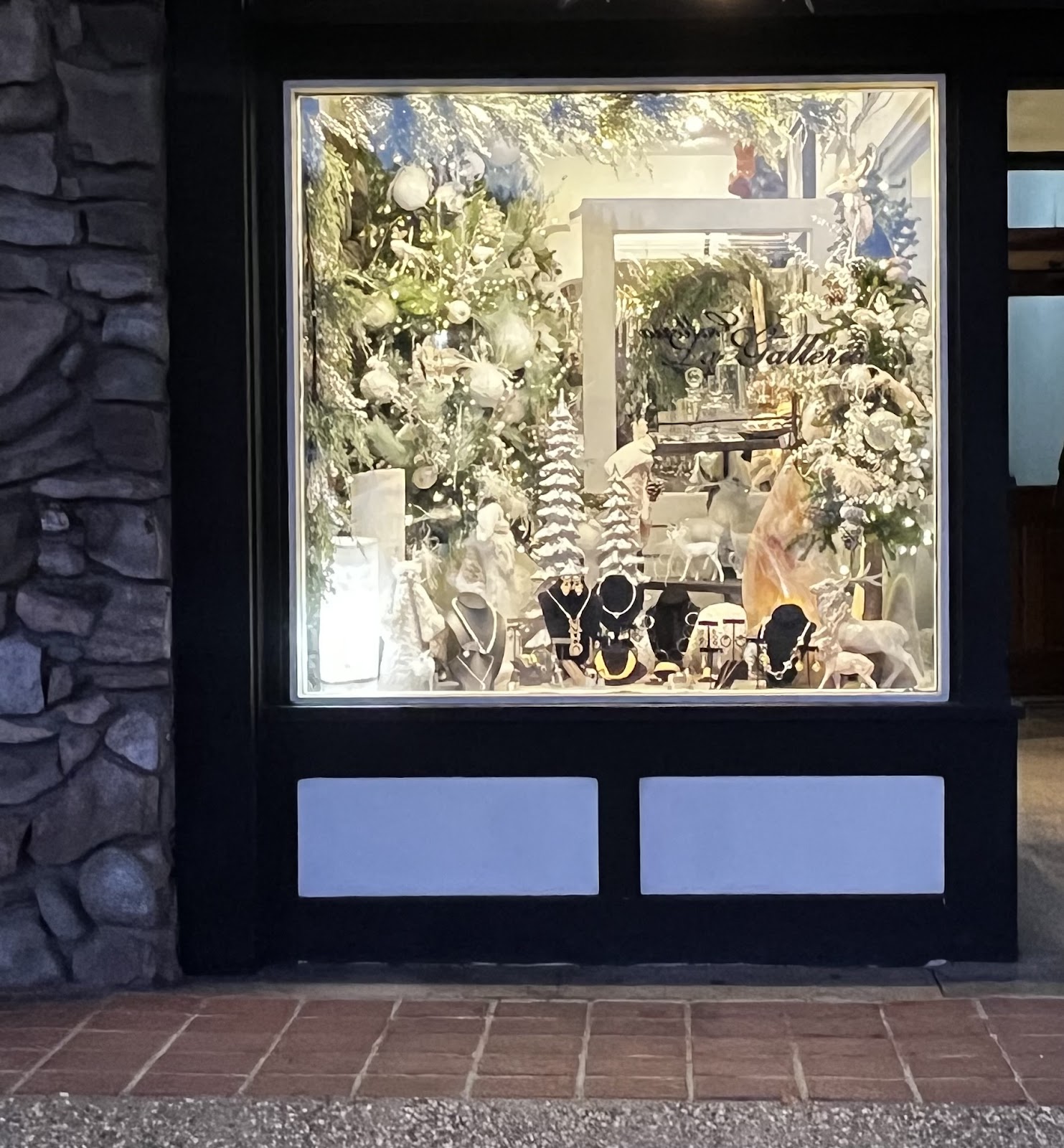 La Galleria decorative holiday window display in Downtown Truckee.